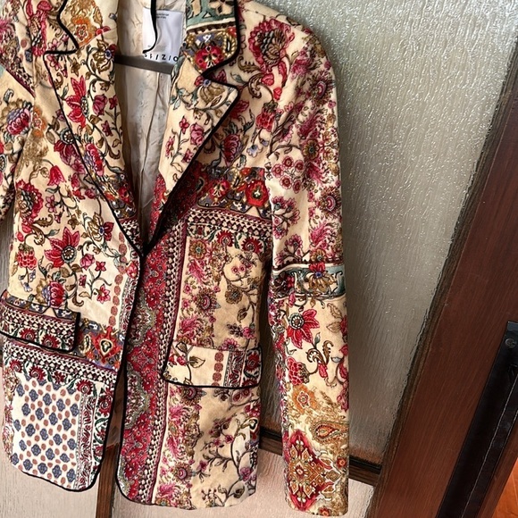 SFIZIO Printed Velvet Blazer
$548 original retail size says 2 but fits up to 6 - Picture 12 of 16